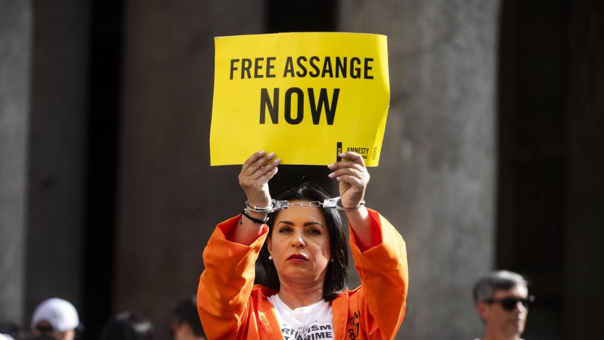 Imagen de archivo de una protesta que exigía la libertad de Julian Assange en Roma.