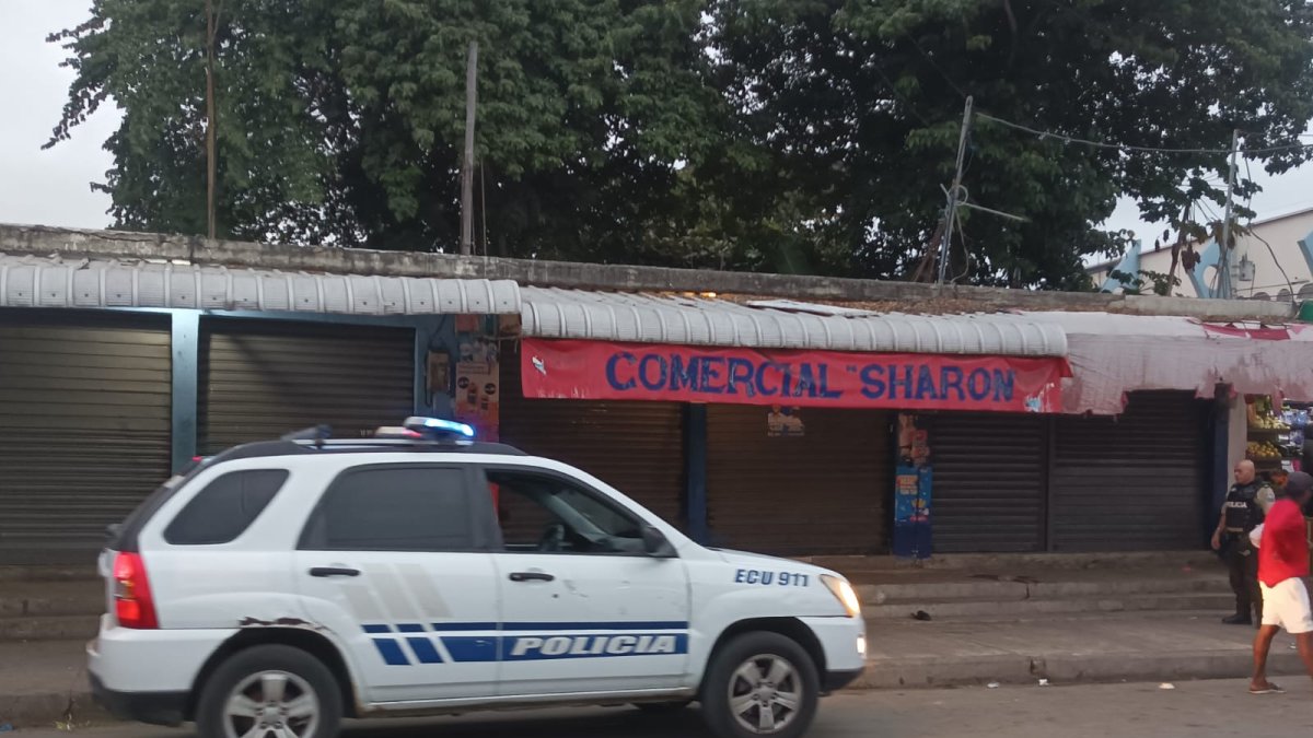 Personal policial acudió al mercado tras el crimen.