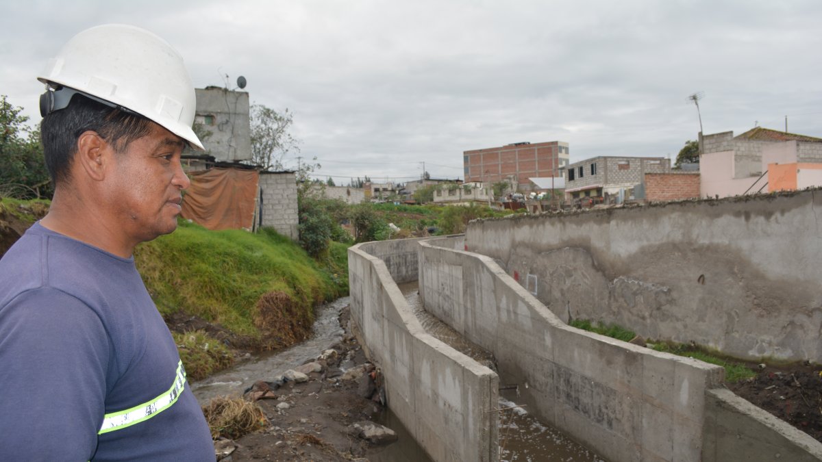 Marco Zurita, contratista de la obra de drenaje pluvial y sanitario, aseguró que el trabajo divide las aguas negras con las de la acequia y se evita la contaminación.