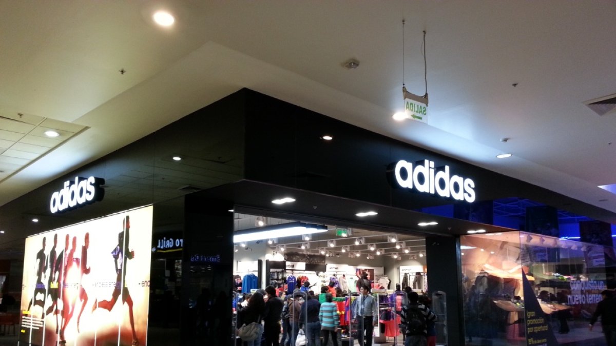 Almacén. Una de las tiendas de la empresa Adidas.