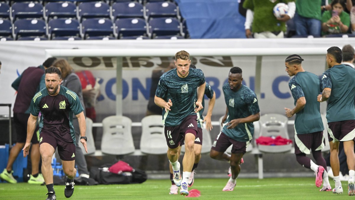 México apelará a la capacidad goleadora del delantero Santiago Giménez (i).