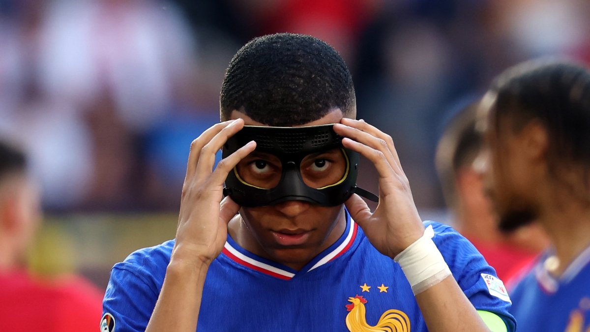 Mbappé, que abrió la cuenta de penalti, jugó enmascarado para proteger su fractura de nariz.