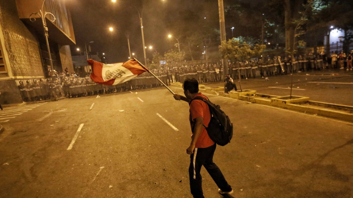 Lima. Manifestantes enfrentan a la policía en marchas de enero de 2023.