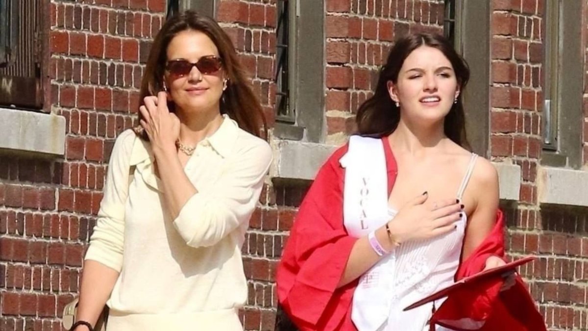 Suri Noelle junto con Katie Holmes