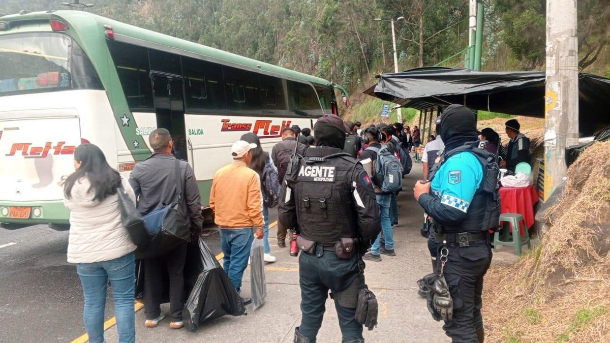 Policía Nacional y agentes municipales realizan los controles en el transporte y espacio público