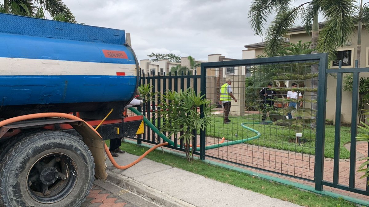 Interagua aseguró que dotó de agua a las familias afectadas, sin embargo hubo quejas de que la entrega no llegó a todos.