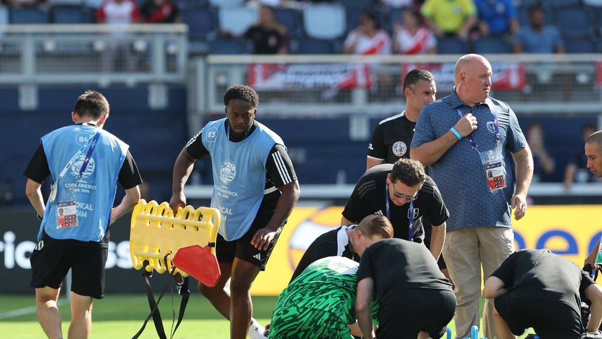 El árbitro asistente 2 Humberto Panjoj de Guatemala es atendido por el portero canadiense Maxime Crepeau y los equipos médicos luego de que Panjoj colapsara.
