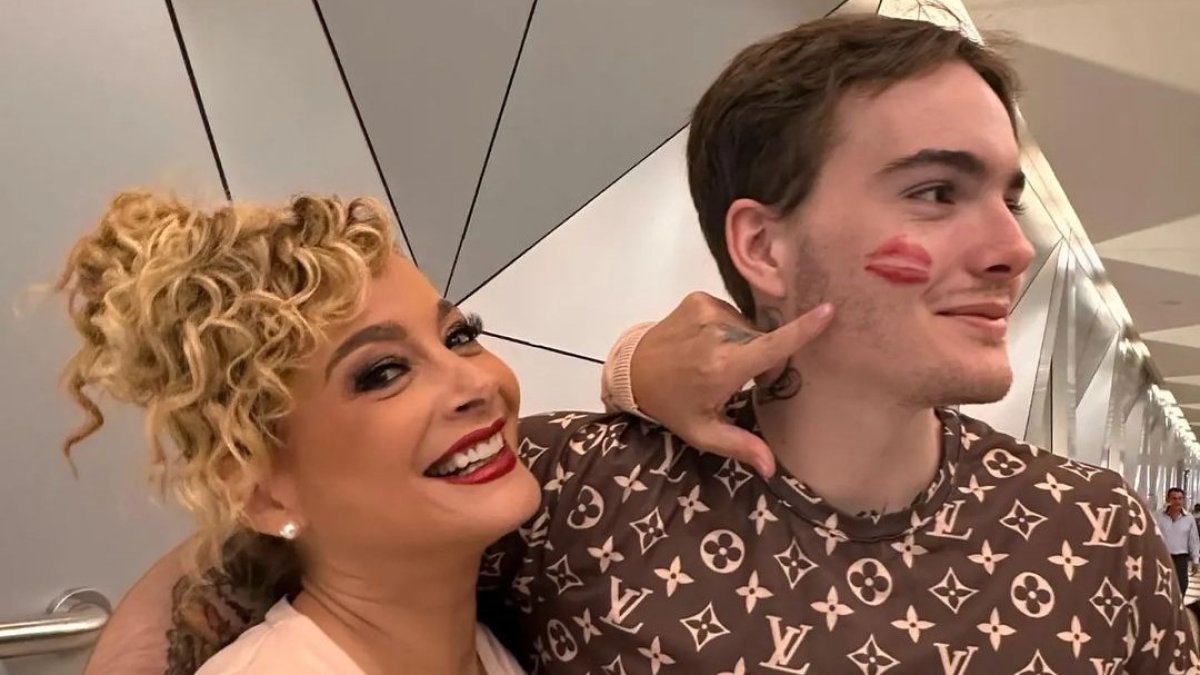 Alejandro con su madre.