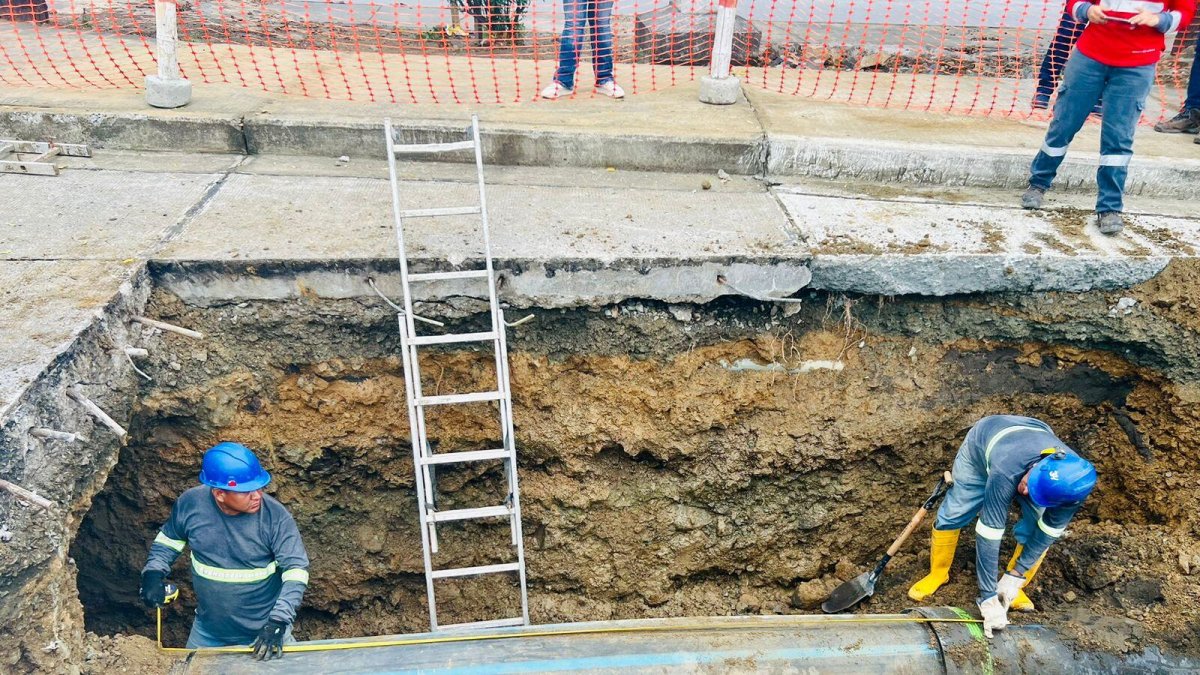En el sitio se hicieron trabajos de excavación y de retiro de escombros, como paso previo al reemplazo del tramo de la tubería.