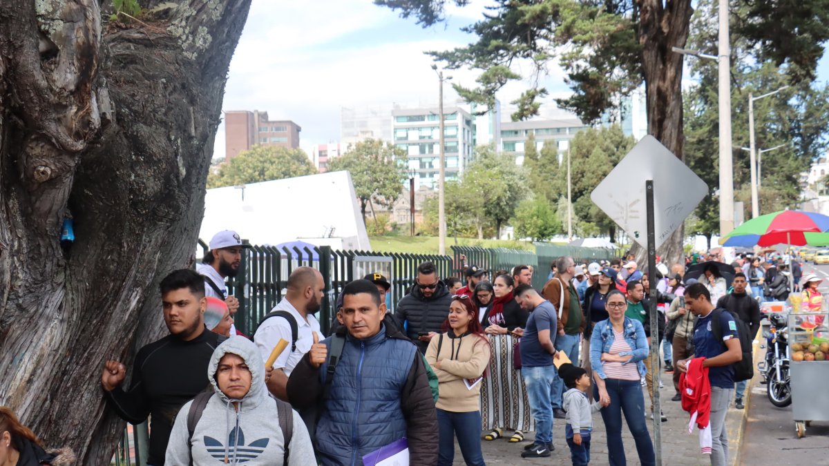 Más de 100 ciudadanos venezolanos formaron una larga fila para recibir su pasaporte, en la sede de la Casa de la Cultura, en Quito.