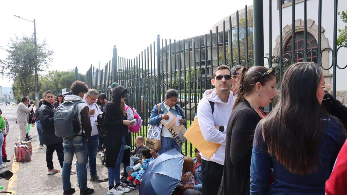 Ciudadanos venezolanos realizando trámites.