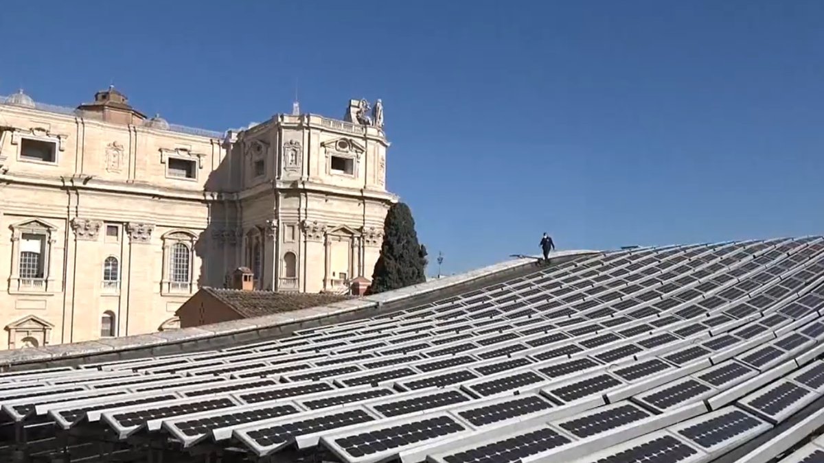 Una imagen de la parte superior del Aula Pablo VI, donde el Vaticano comenzó su transición ecológica con la instalación en 2008 de paneles solares.