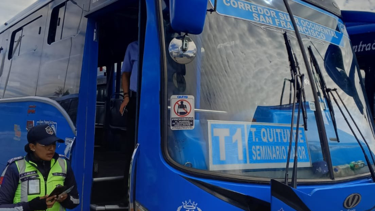 Reestructuración de rutas y frecuencias de los buses e integración al Metro, Trolebús y Ecovía.