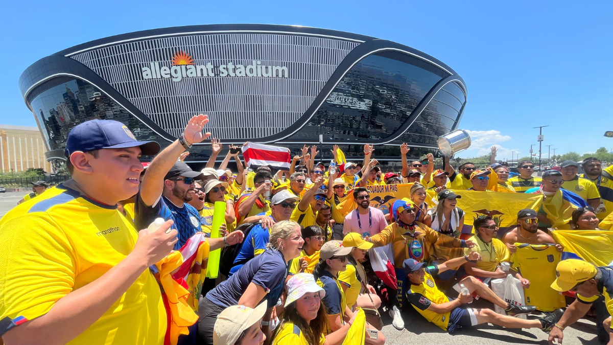 Más de 500 hinchas tricolores corearon las canciones de la Tri.