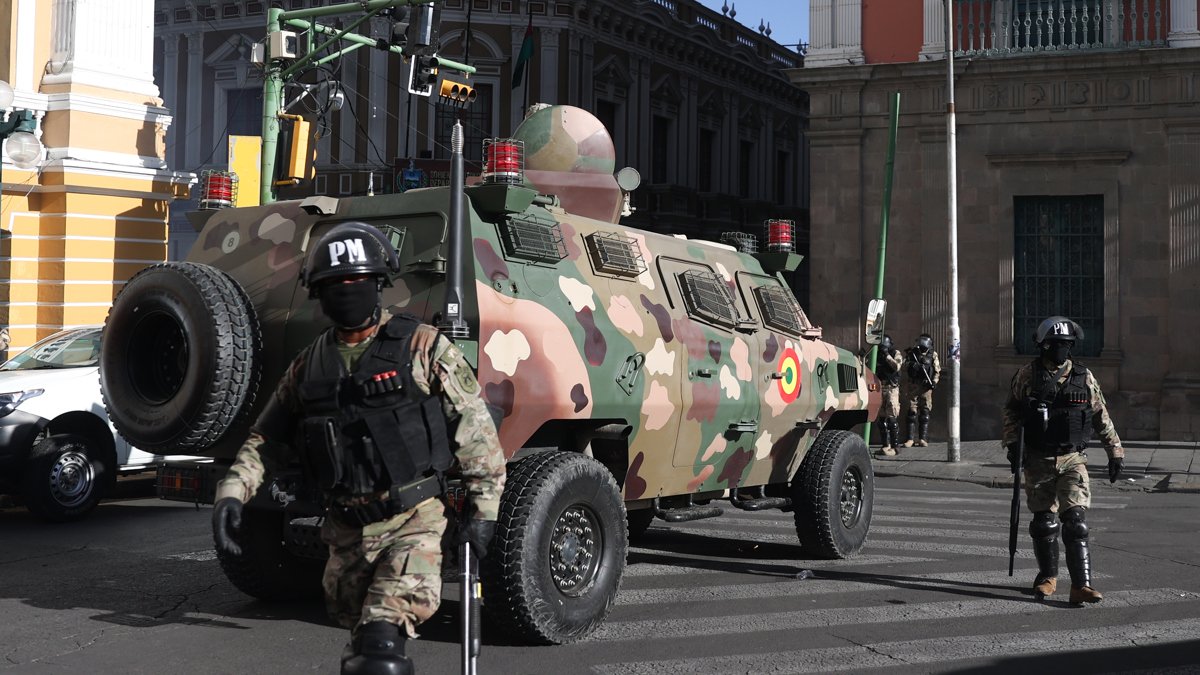 Fotografía de un tanque militar frente a la sede del Gobierno de Bolivia, este miércoles en La Paz (Bolivia).