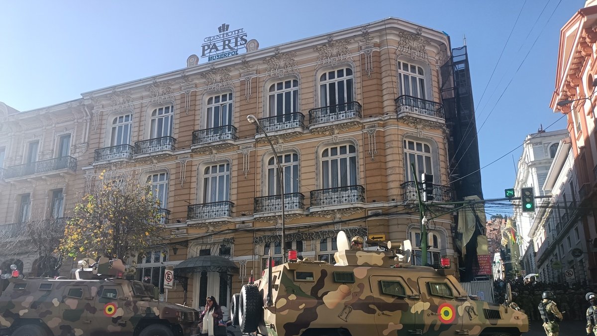 Fotografía de dos tanques militares frente a la sede del Gobierno de Bolivia, este miércoles en La Paz (Bolivia).