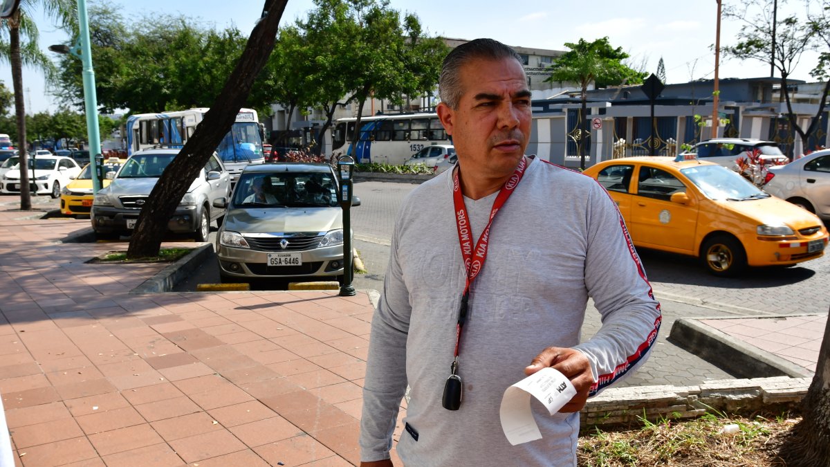 Carlos Garzón se lamentaba luego de recibir la multa por supuestamente exceder el tiempo límite de parqueo, la mañana de este miércoles 26 de junio.