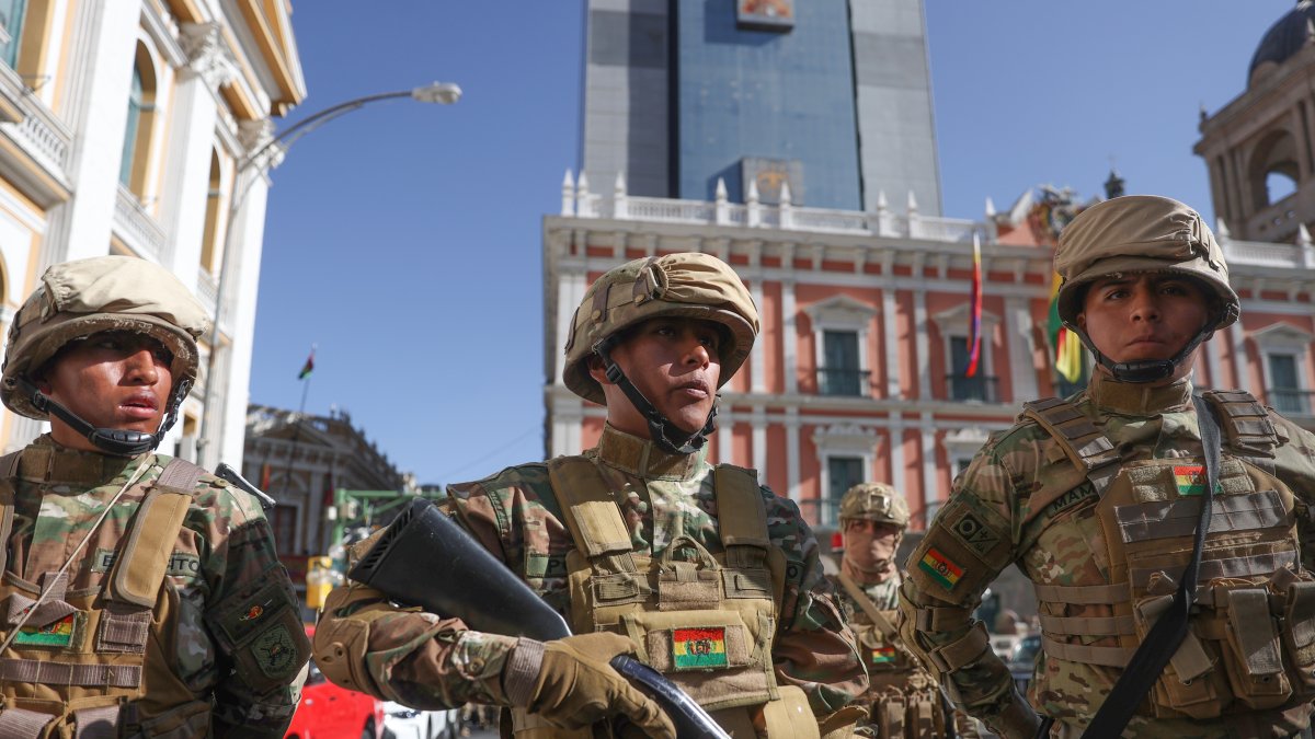 Militares frente a la sede del Gobierno de Bolivia, este miércoles en La Paz.