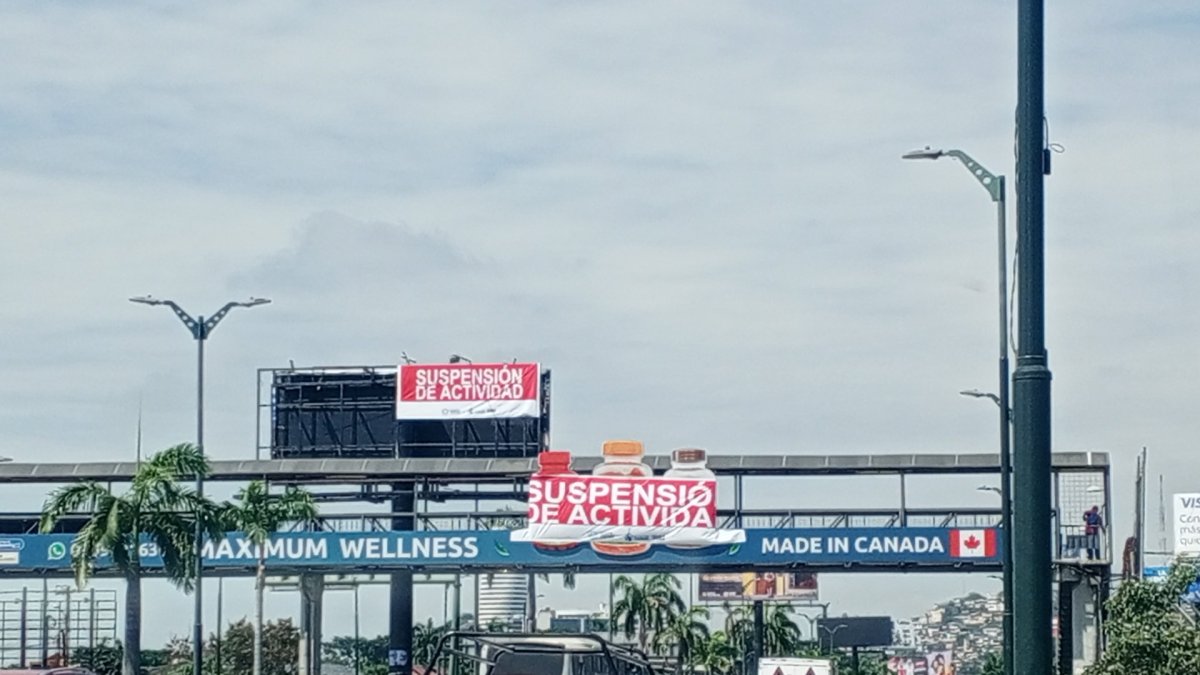 Escenario. Tanto las vallas gigantes, ubicadas en el parterre, como la del paso peatonal tienen los sellos.