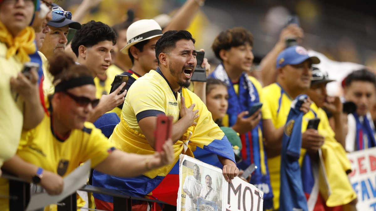 Hinchas de Ecuador esperan la cita con Jamaica.