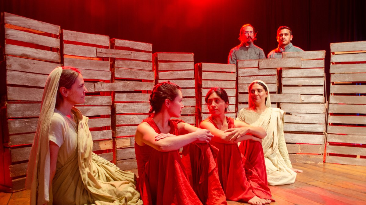 'La toma de la escuela' que se presenta en Quito es una adaptación de la dramaturga Rosario Francés de la propuesta de la también dramaturga Helene Cixous.