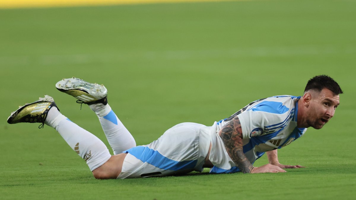 Lionel Messi en el partido ante Chile salió lesionado.