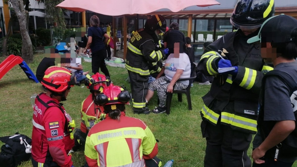 Personal de Bomberos Quito acudió al sitio para atender la emergencia