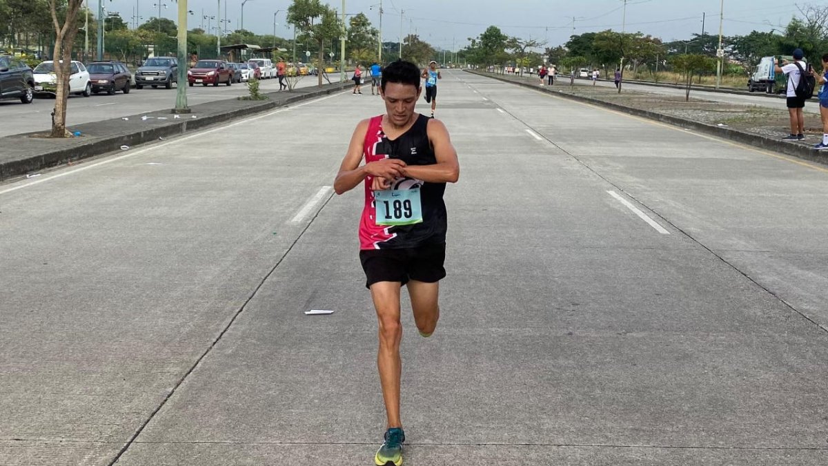 Wesley Mancilla mientras llegaba a la línea de meta el fin de semana.