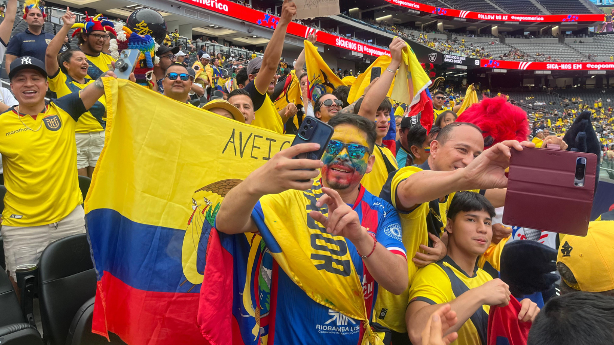Celebración de los hinchas ecuatorianos en el encuentro frente a Jamaica.