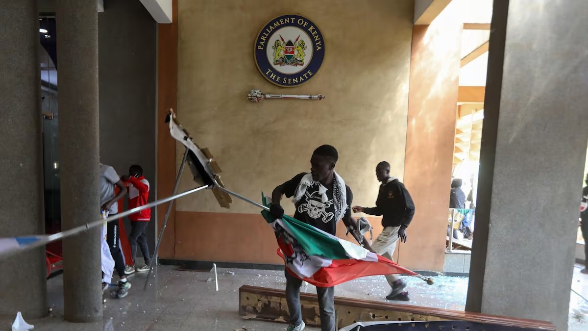 Nairobi. Manifestantes causan daños en el edificio del Parlamento.