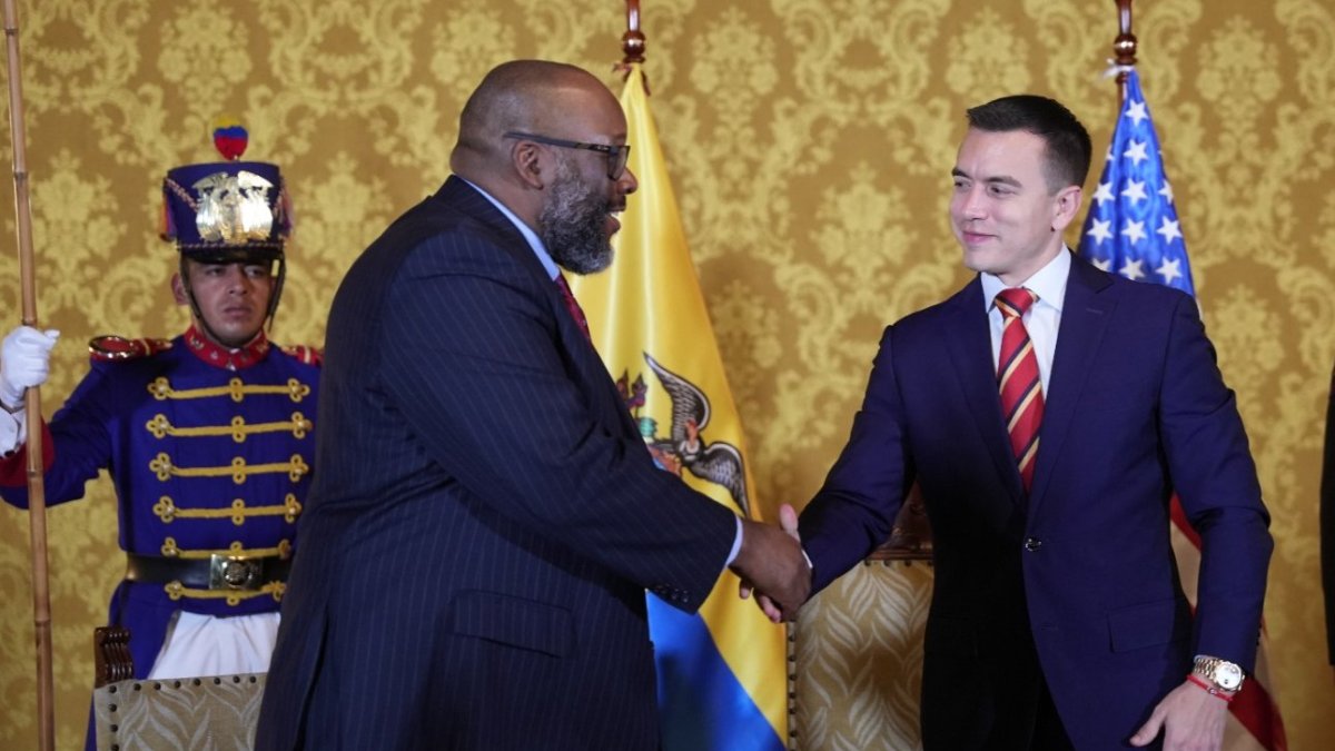 Arthur Brown, nuevo embajador de Estados Unidos en Ecuador, junto al presidente Daniel Noboa.