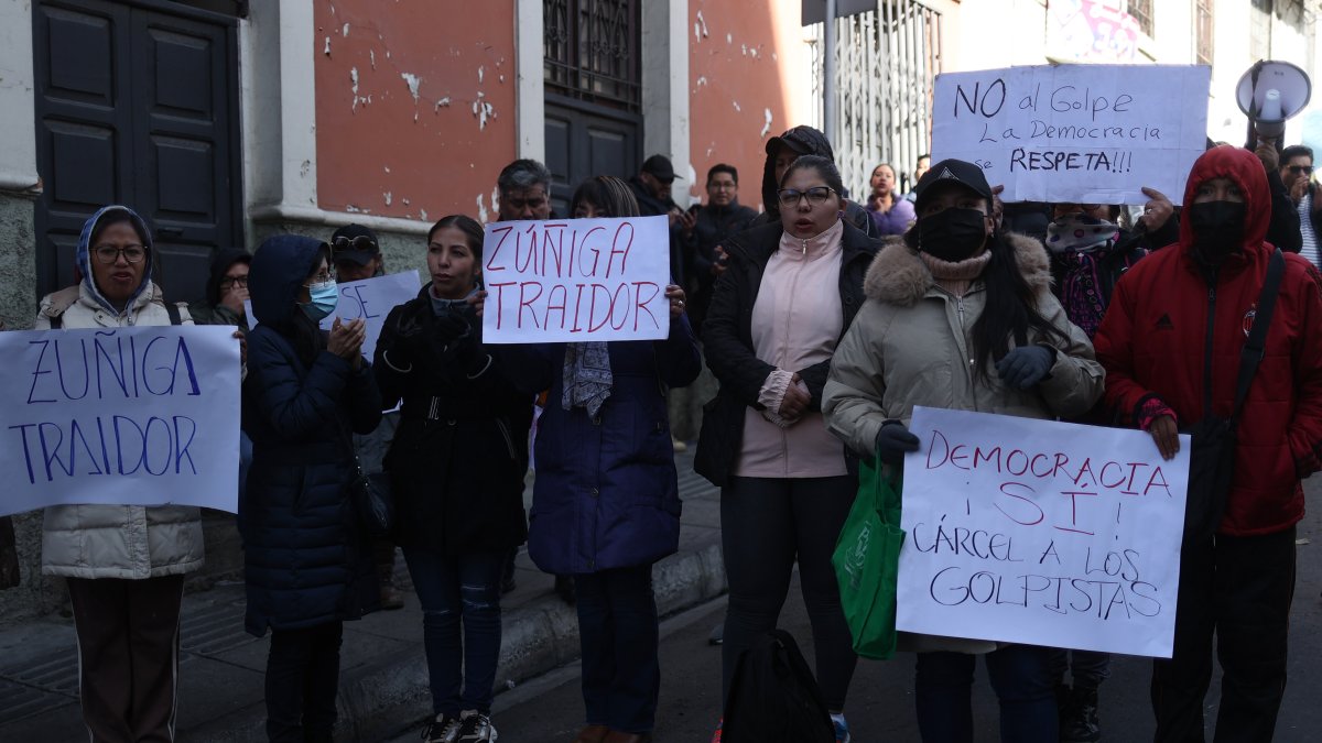 Manifestantes afines al gobierno del presidente Luis Arce participan en una manifestación en la Fuerza Especial de Lucha Contra el Crimen, donde está el ex jefe militar Juan José Zúñiga.