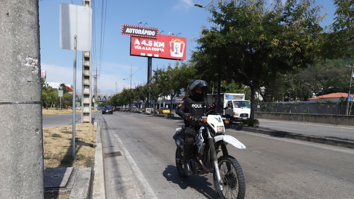 Un motorizado de la Policía circuló por la avenida del Bombero, en el norte de Guayaquil.