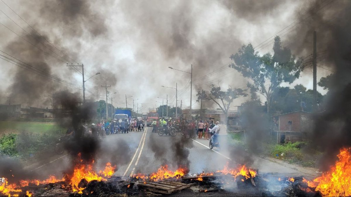 Los paciente renales se concentraron en el plantón para exigir que tanto el MSP y el IESS se pongan al día con las dializadoras.