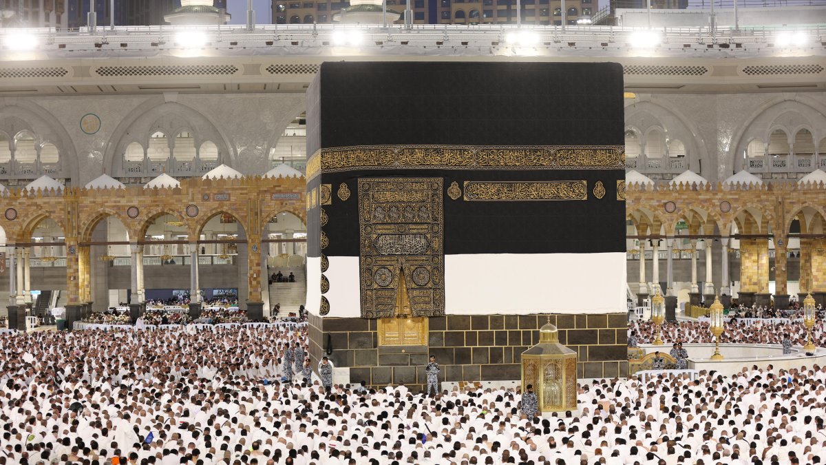 La Meca. Musulmanes rezan alrededor de la Kaaba, el 12 de junio de 2024.