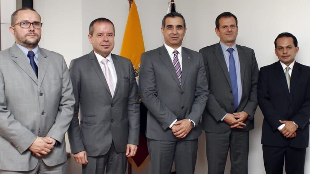 Ricardo Morales Vela (extremo derecho) tuvo varios cargos durante la presidencia de Gustavo Jalkh (centro) en el Consejo de la Judicatura.