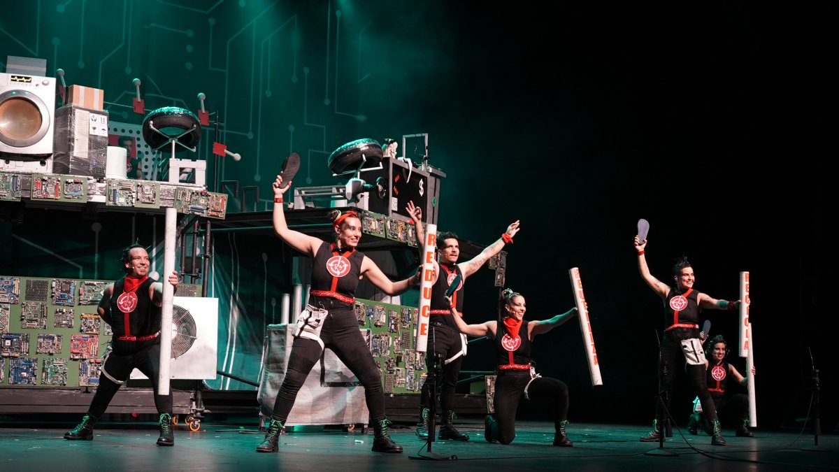 Los restos de tuberías, partes de electrodomésticos, sandalias viejas, cartones y más se usan para crear la magia sonora de este musical