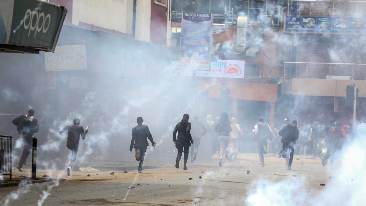 Manifestantes reaccionan a la policía que dispara gases lacrimógenos en una nueva protesta dos días después de las mortales protestas contra los aumentos de impuestos en Nairobi. 27 de junio de 2024.