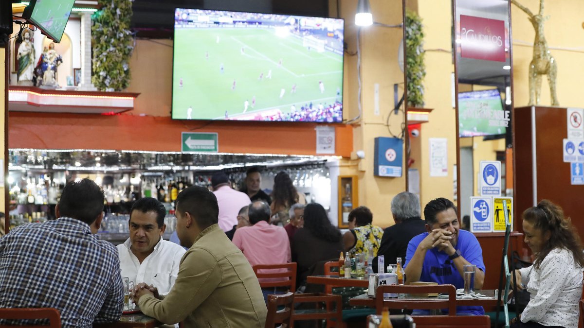 Aficionados observan un partido de la Selección Mexicana de fútbol durante un juego de la Copa América 2024.