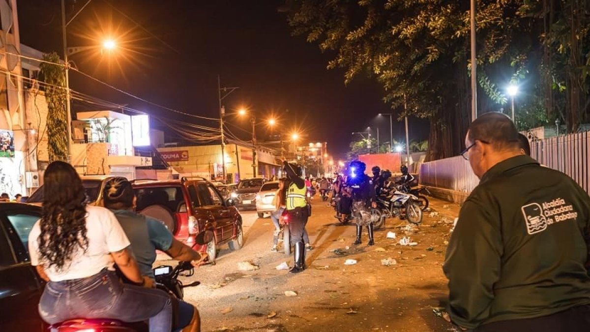 Denuncia. Así de sucia queda la avenida Malecón 9 de Octubre cada semana, entre viernes y domingo.