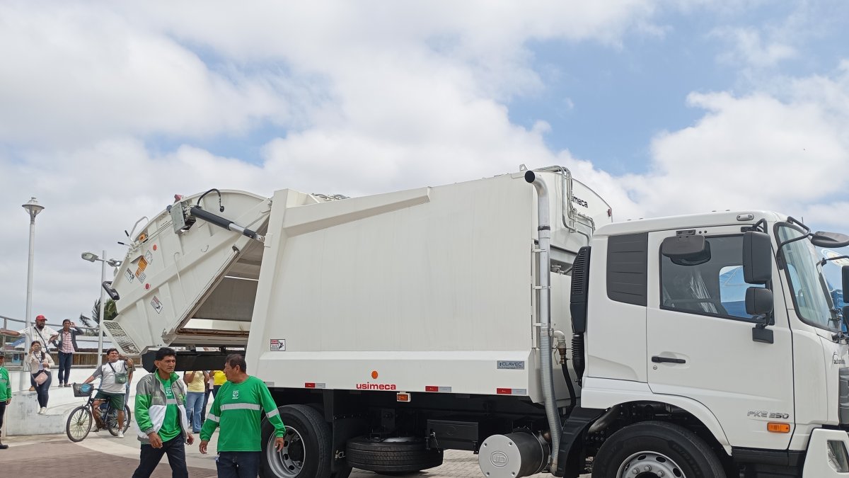 En la imagen, uno de los recolectores que llegó la tarde de este 27 de junio a Playas para limpiar la ciudad.