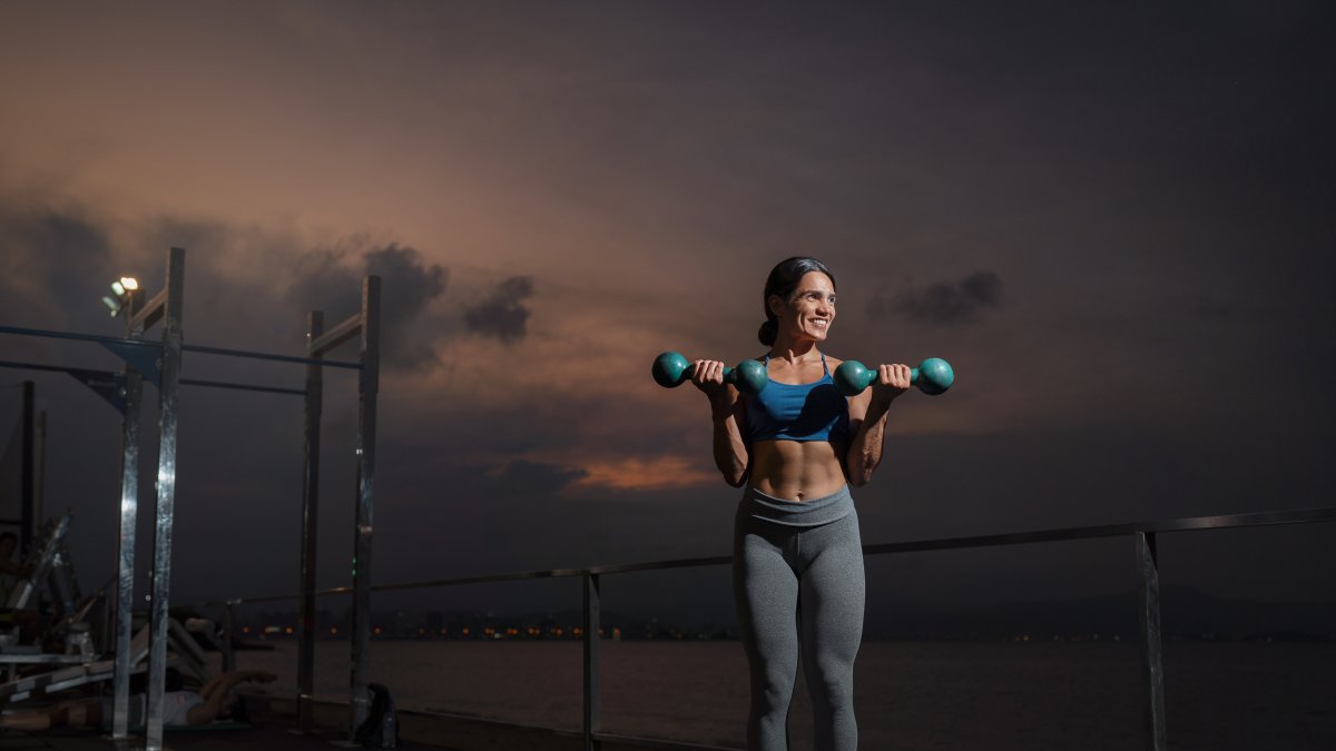 La hora perfecta para ejercitarte es en la noche. Descubre el porqué