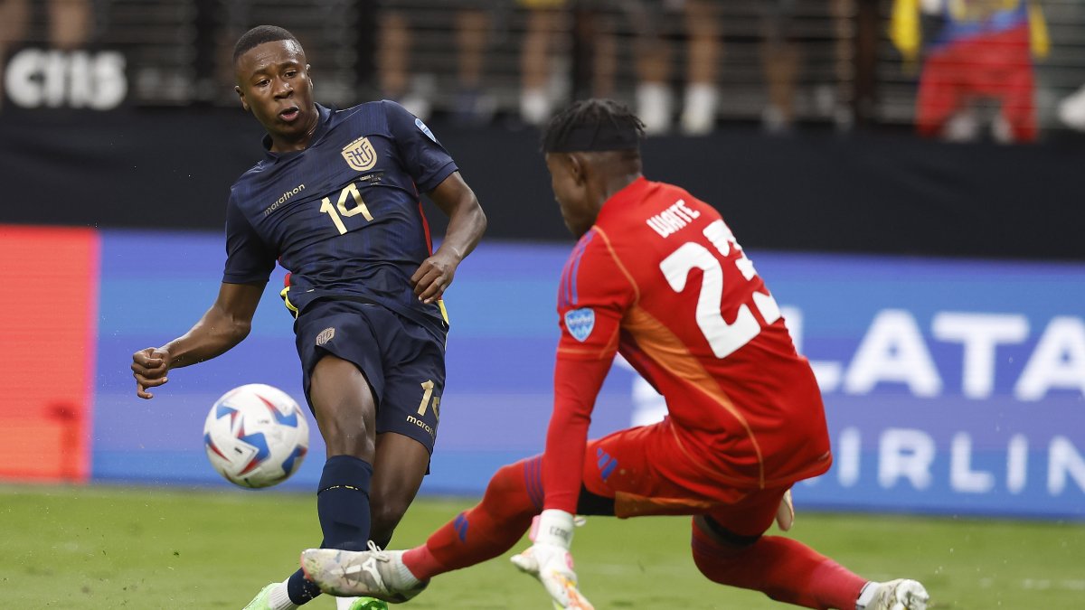 Alan Minda cuando enfrentó al arquero de Jamaica, Jahmali Waite su primer gol en la Copa América.