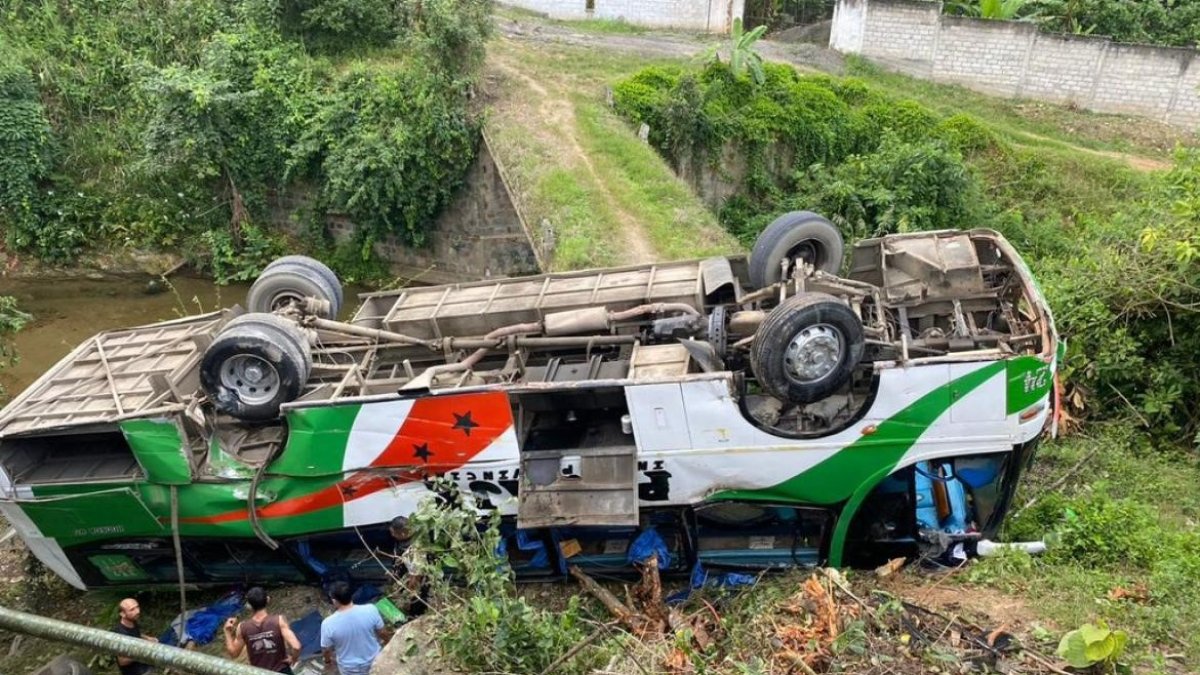 El conductor se habría detenido cerca del puente y al continuar la marcha se salió de la vía y cayó por el puente.