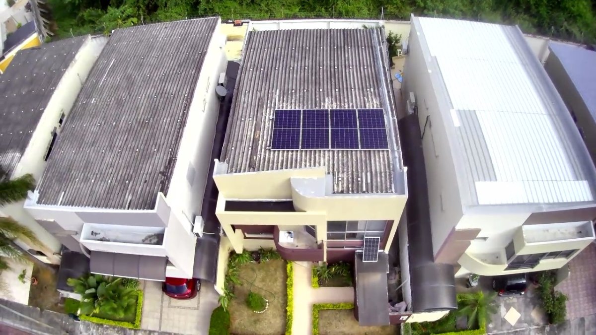 Los sistemas de microgeneración fotovoltaica son instalaciones que generan electricidad utilizando paneles solares fotovoltaicos.