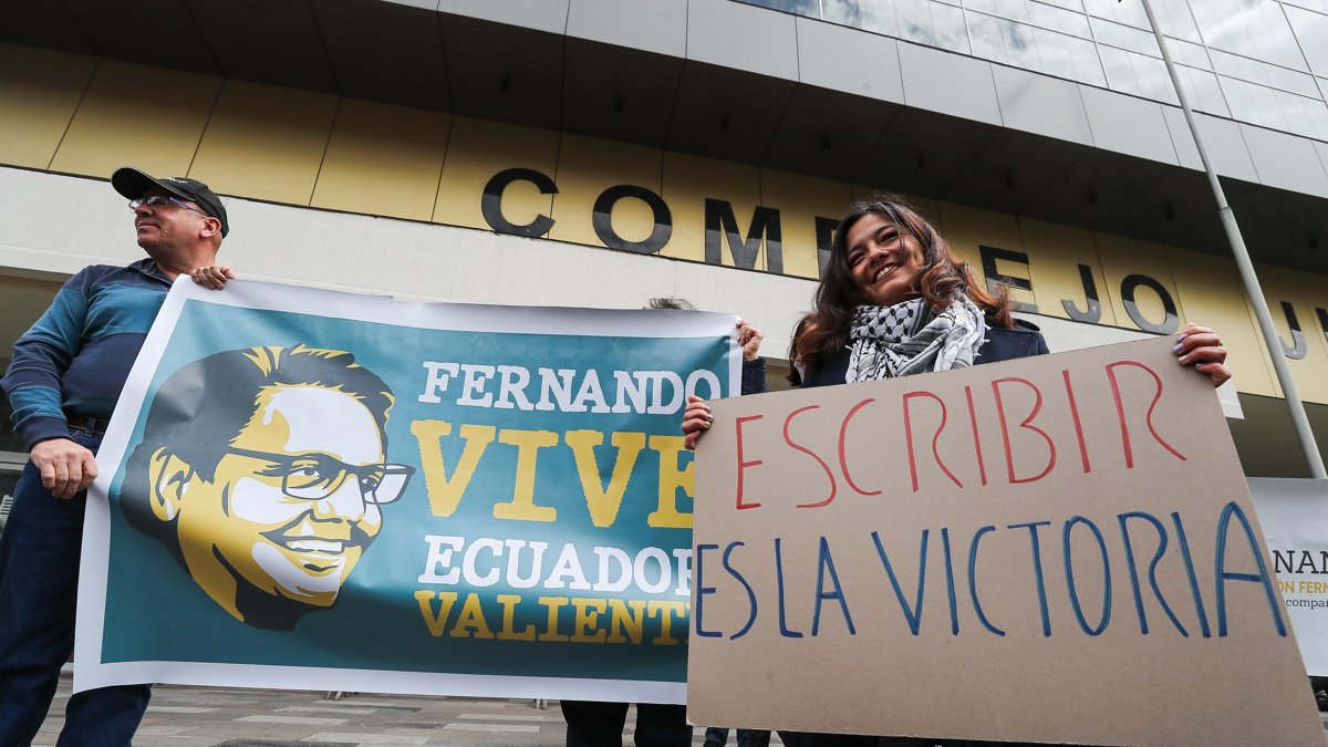 Familiares y amigos del asesinado candidato presidencial ecuatoriano Fernando Villavicencio realizan un plantón frente al complejo judicial en el que debe desarrollarse el juicio por el crimen, este jueves en Quito (Ecuador).