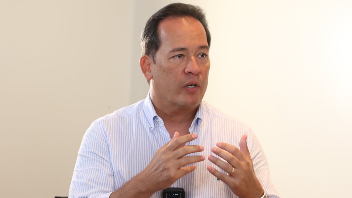 Henry Cucalón fue cercano al Partido Social Cristiano mientras laboró en el Municipio de Guayaquil y la Asamblea Nacional. Luego fue ministro de Gobierno de Guillermo Lasso.