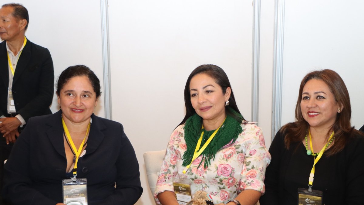 En el cantón El Pan, se reunieron varias autoridades para la firma del convenio.