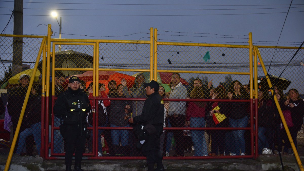 Los aficionados pedían ingresar desde los exteriores del coliseo Rumiñahui.