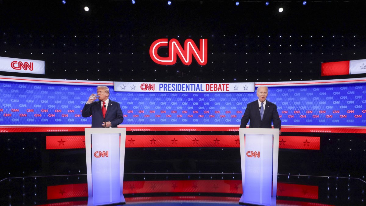 El presidente de EE.UU. Joe Biden (d) y el expresidente de EE.UU., Joe Biden durante el primer debate presidencial en Atlanta (EE.UU.).